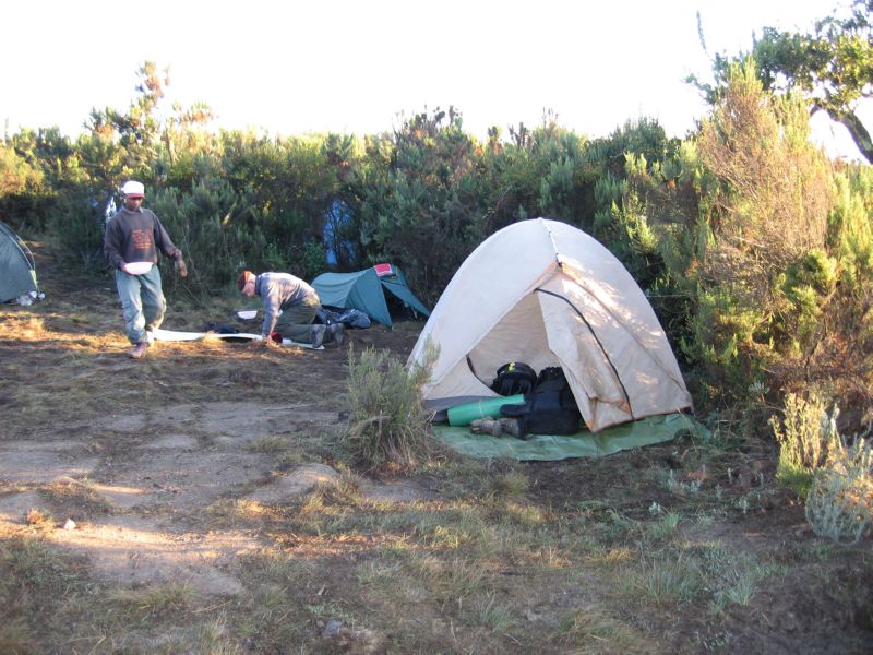 Kili (057) breaking camp